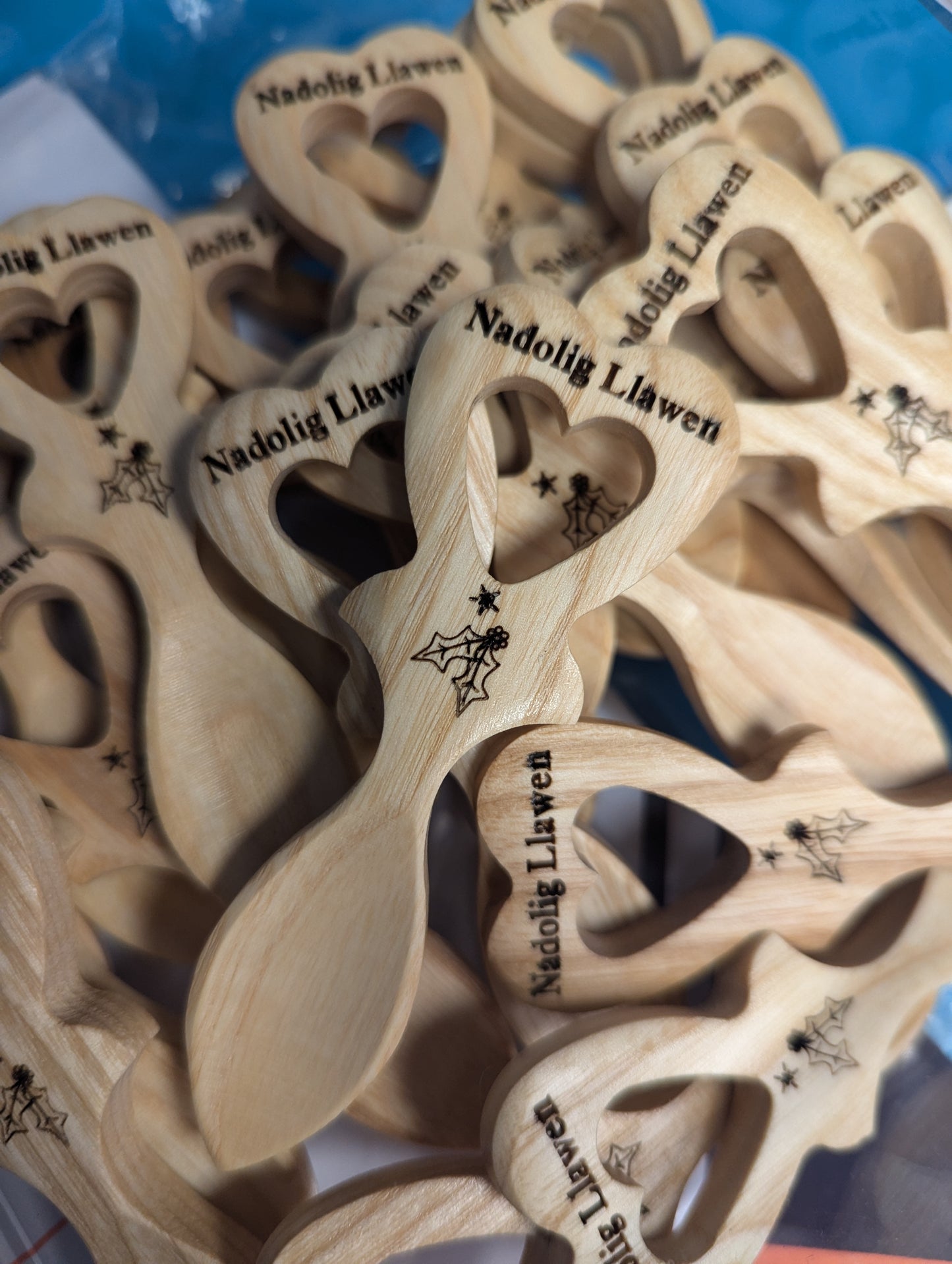 1 NADOLIG LLAWEN Mini Lovespoon (light wood)